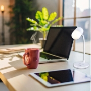 Image de Grundig ED-72546: Lampe de Bureau Led 3 en 1, Haut-parleur Bluetooth et Chargeur Sans Fil